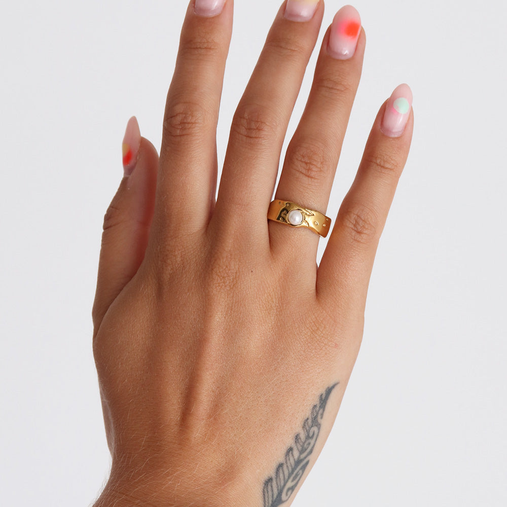 Chunky Pearl Ring - Gold