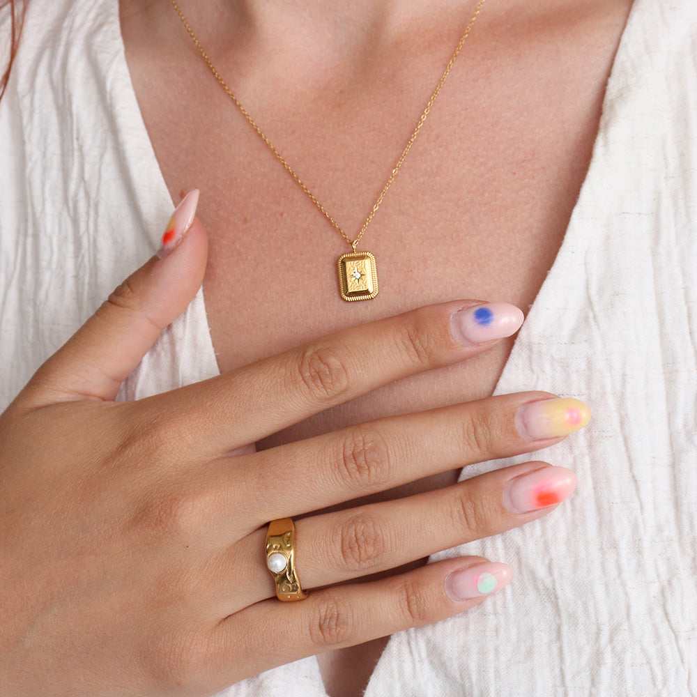 Vintage Pendant Necklace - Gold