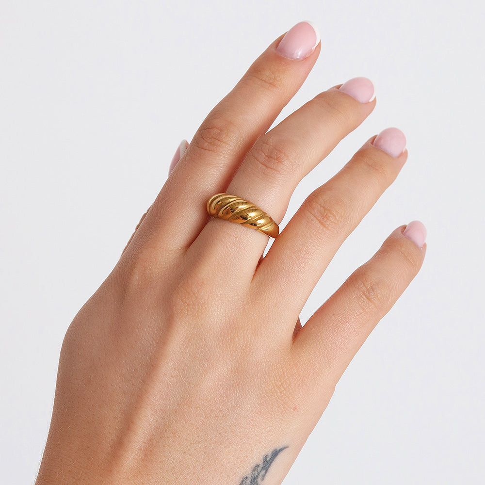 Croissant Ring - Gold